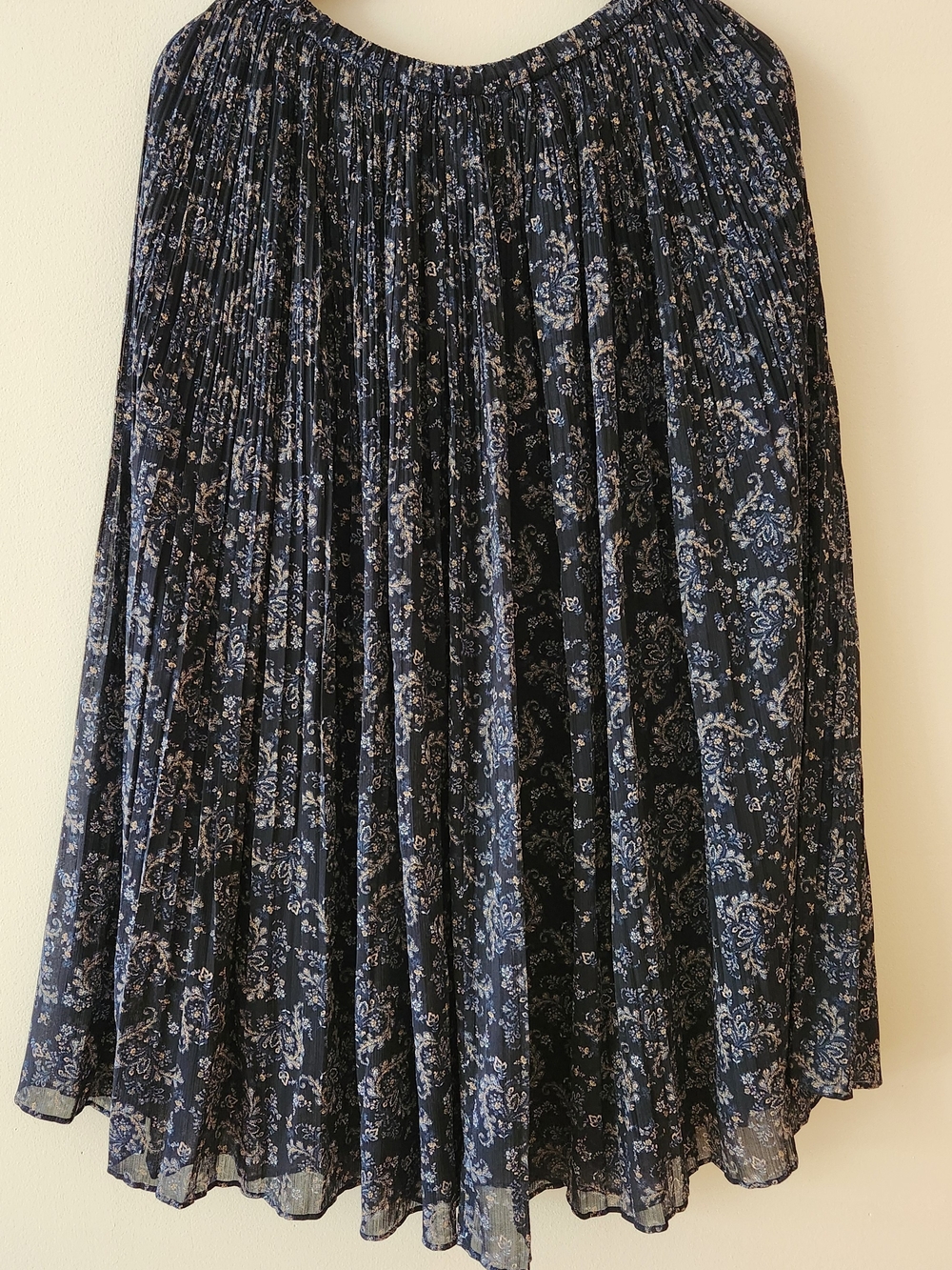 Uniqlo JAPAN Navy and Light Blue Floral Pleated Maxi Skirt